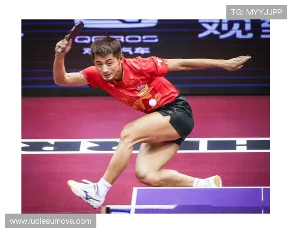 吴柳芳退役后开豪车逛超市，穿拖鞋拎爱马仕被围观