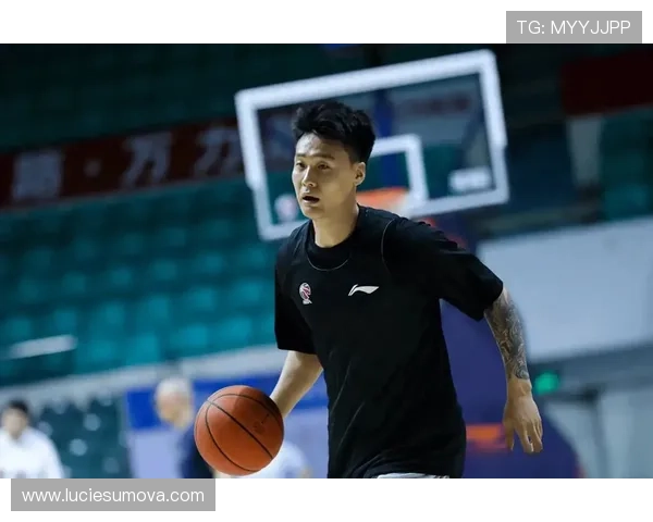 赵睿训练完直接拎两袋蛋白粉去酒吧？